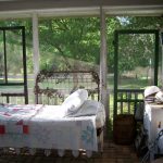 سرير معلق غير عادي في المناطق الداخلية من منزل ريفي