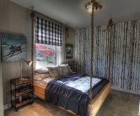 سرير معلق غير عادي في منزل ريفي