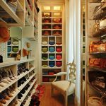 ملء غير عادي لغرفة خلع الملابس