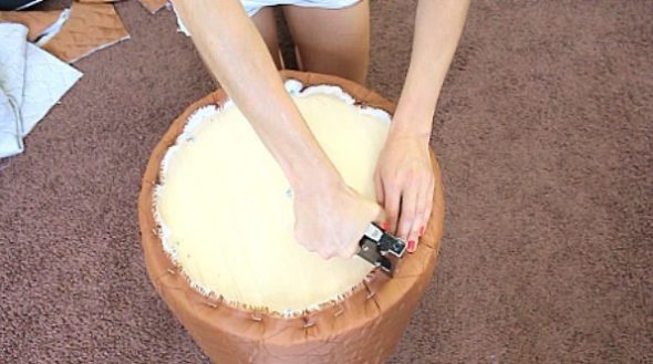 تم تثبيت الجزء السفلي من الغطاء في الجزء السفلي من pouf