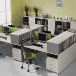 غرفة مكتب باللون الرمادي والأخضر