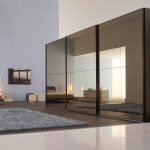 خزانة ملابس ضخمة مع أبواب من الزجاج الداكن