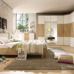 خزانة زاوية ضخمة في الداخل