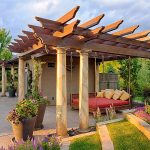 الاسترخاء على سرير معلق مريح في الهواء الطلق.