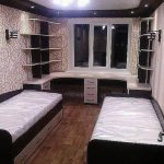 غرفة في سن المراهقة مع مكاتب بجوار النافذة