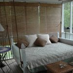 سرير معلق مع مساند للذراعين على الشرفة