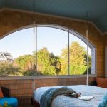 سرير معلق في النافذة المقوسة