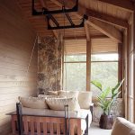 سرير معلق في منزل خشبي