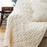 غطاء على أريكة لون حليبي