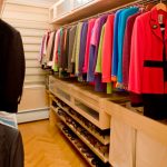 مع الأسلوب الصحيح ، فإن غرفة الملابس هي المكان المثالي للتخزين.