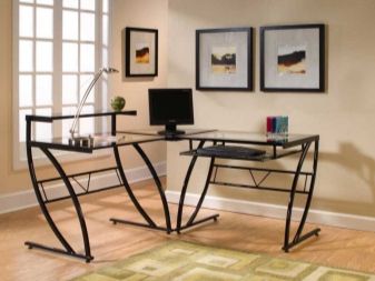 طاولة معدنية