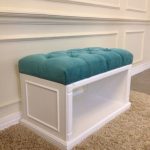 البراز مبطن أبيض بسيط مع مقعد لينة