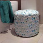 وسادة من الزجاجات البلاستيكية بالفراشات الملونة