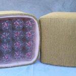 براز مبطن على شكل مكعب من الزجاجات البلاستيكية بأيديهم