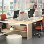 مكتب مع نوافذ ضخمة