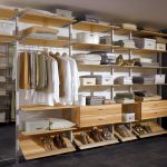 نوزع الأشياء في غرفة الملابس بشكل مريح وعملي.