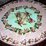 طاولة أنيقة مع الورود بأيديهم