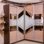 خزانة ملابس انزلاقية مع أبواب غير عادية