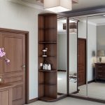 تشغل الخزانة الموجودة في زاوية الممر مساحة صغيرة ، ولكنها تستوعب كل ما تحتاجه.