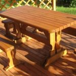 ستوفر المقاعد في الشرفة مساحة وتساعد على استيعاب العديد من الضيوف.