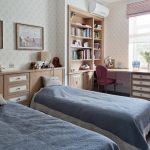 غرفة نوم للفتيات مع طاولة طويلة على طول النافذة