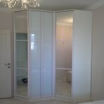 خزانة ملابس بيضاء أنيقة في الزاوية