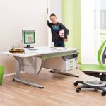 طاولة وكرسي في غرفة صبي المدرسة