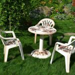 طاولة وكراسي مع ديكور