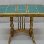 الجدول مع البلاط على الطاولة بعد الترقية