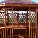 طاولة مصنوعة يدوياً بأرجل منحوتة