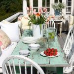 طاولة صغيرة لشرفة شبه أثرية مفتوحة