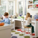 طاولات للأطفال على الجانبين المعاكس