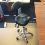 كرسي السرج الأسود