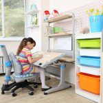 تحويل كرسي في غرفة الفتاة