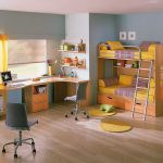 كراسي في غرفة المدرسة