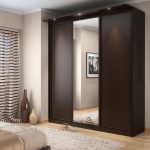 خزانة بثلاثة أبواب مع إضاءة