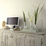 حجر الرصيف العمر مع الزنجار الأبيض في أسلوب بروفانس