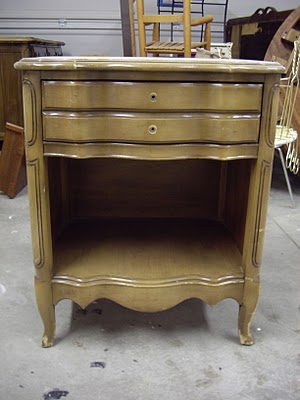 طاولة السرير القديمة