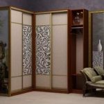 خزانة الزاوية مع اللوحة