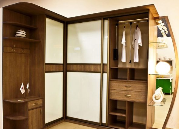 خزانة ملابس زاوية مع أبواب مختلطة