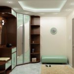 خزانة ملابس زاوية مع عناصر مفتوحة لقاعة مدخل واسعة