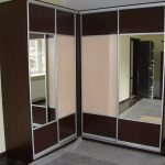 خزانة ملابس زاوية متماثلة