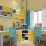 طاولة زاوية مع اثنين من أجهزة الكمبيوتر المكتبية