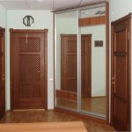 المدمج في خزانة في القاعة