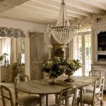 جميع الأثاث في غرفة الطعام قديم