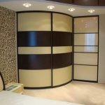 خزانة زاوية محدبة في غرفة النوم