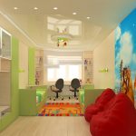 الأطفال مشرق مع وظيفتين من النافذة