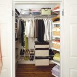 إغلاق غرفة خزانة الملابس