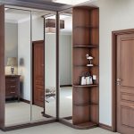 خزانة ملابس معكوسة في زاوية الردهة