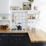 علب من الحبوب على الرفوف المفتوحة للديكور الداخلي